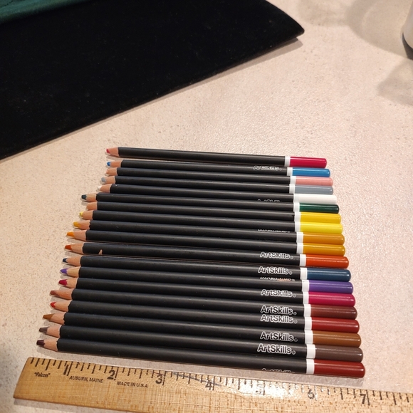 Experience the world of art with these 19 Art Skills Colored Pencils. - Picture 3 of 10